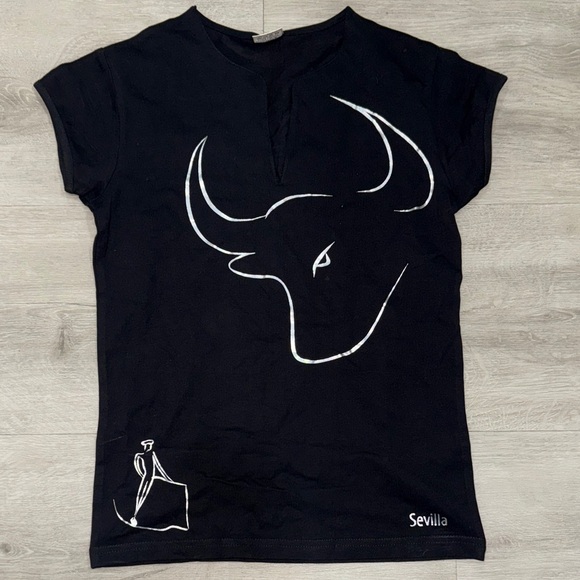 Black T-Shirt with Bull Graphic - Picture 1 of 2